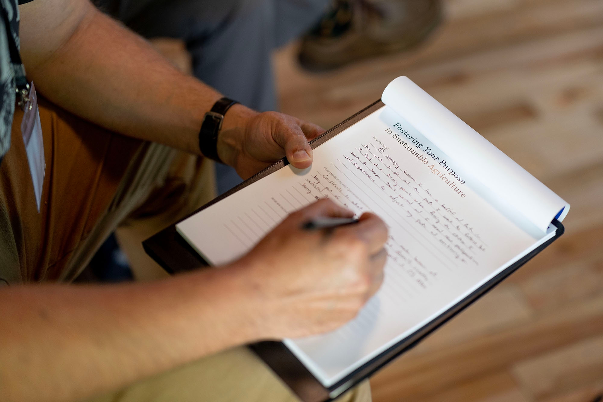 Espace de réception illuminé en soirée avec vue sur les jardins
