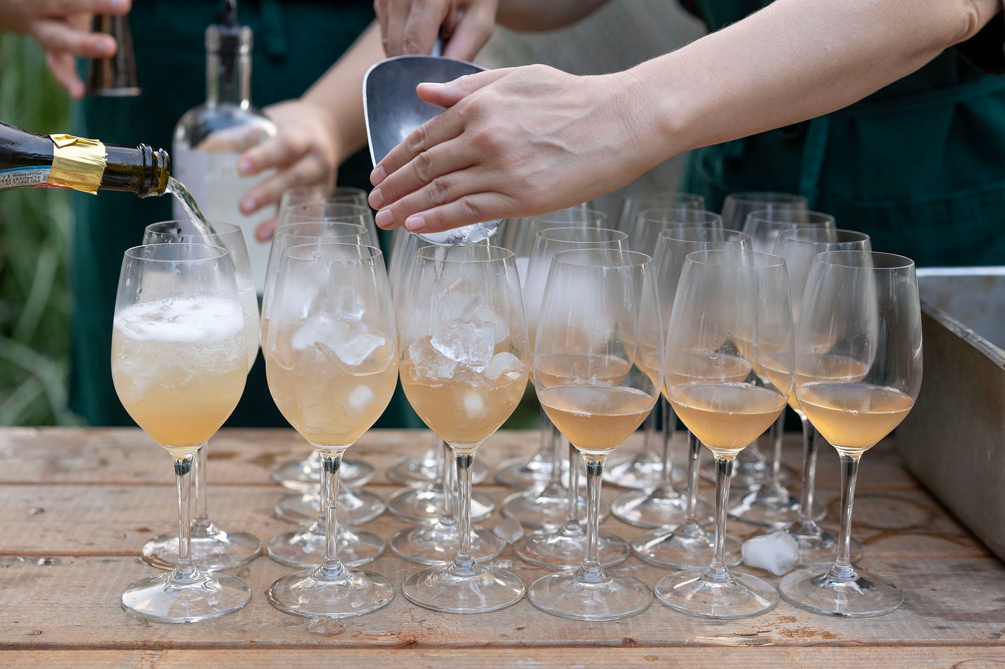 Vue d'ensemble de la salle à manger de l'Espace Old Mill préparée pour un événement de groupe