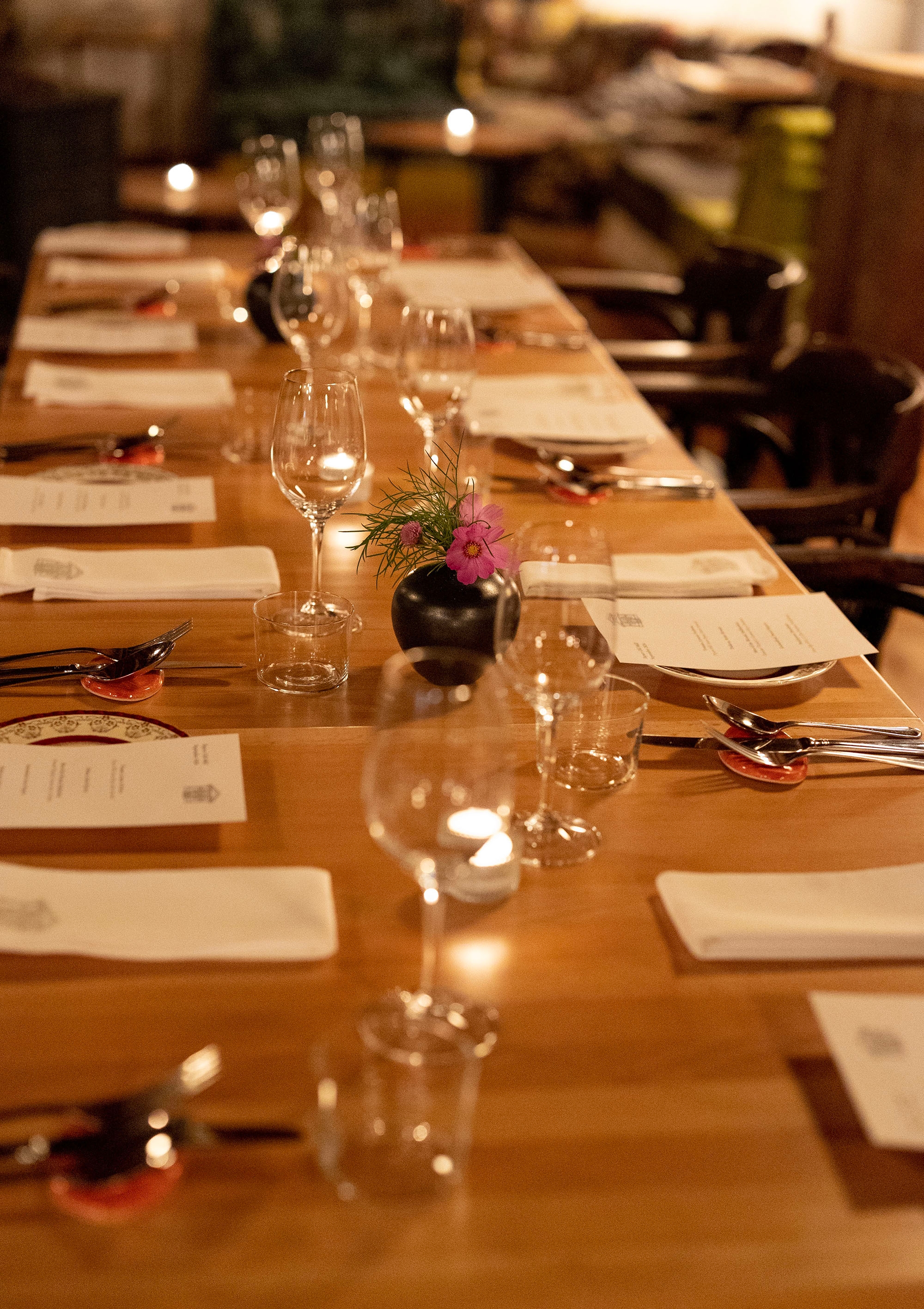 Salle à manger intimiste éclairée aux chandelles pour dégustation
