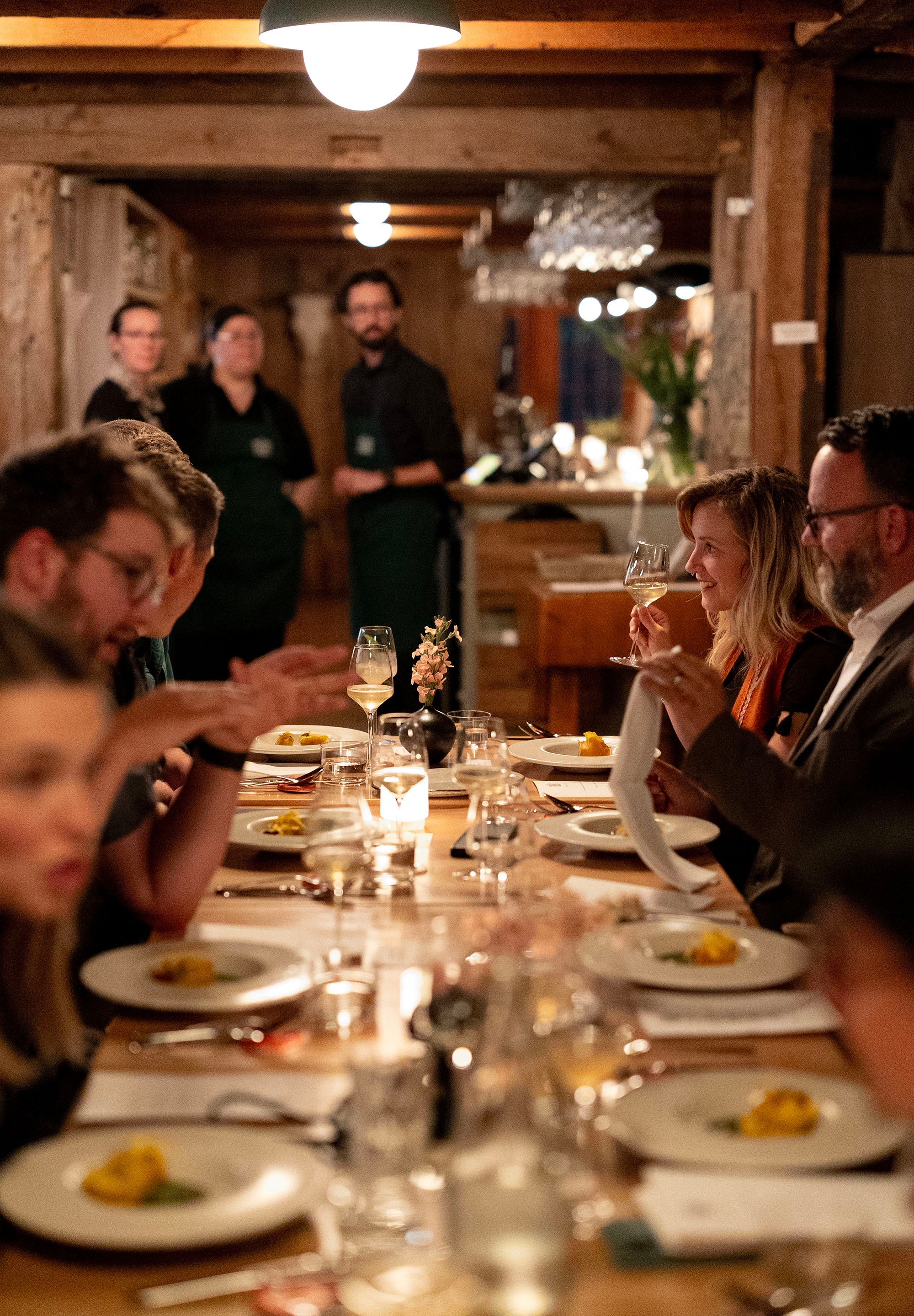 Grande table dressée pour un événement dans la salle à manger de l'Espace Old Mill