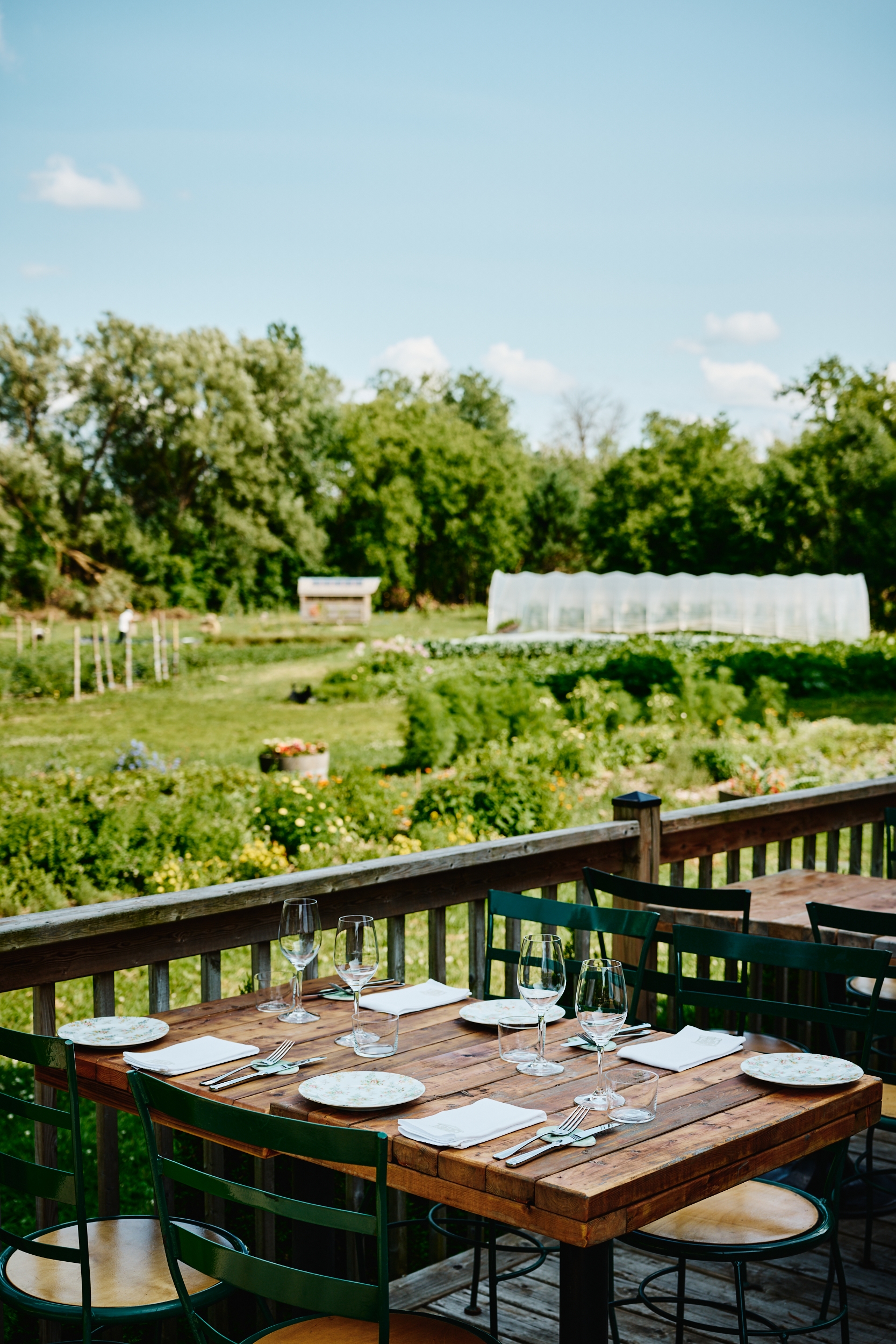 Terrasse extérieure de l'Espace Old Mill avec vue sur les jardins