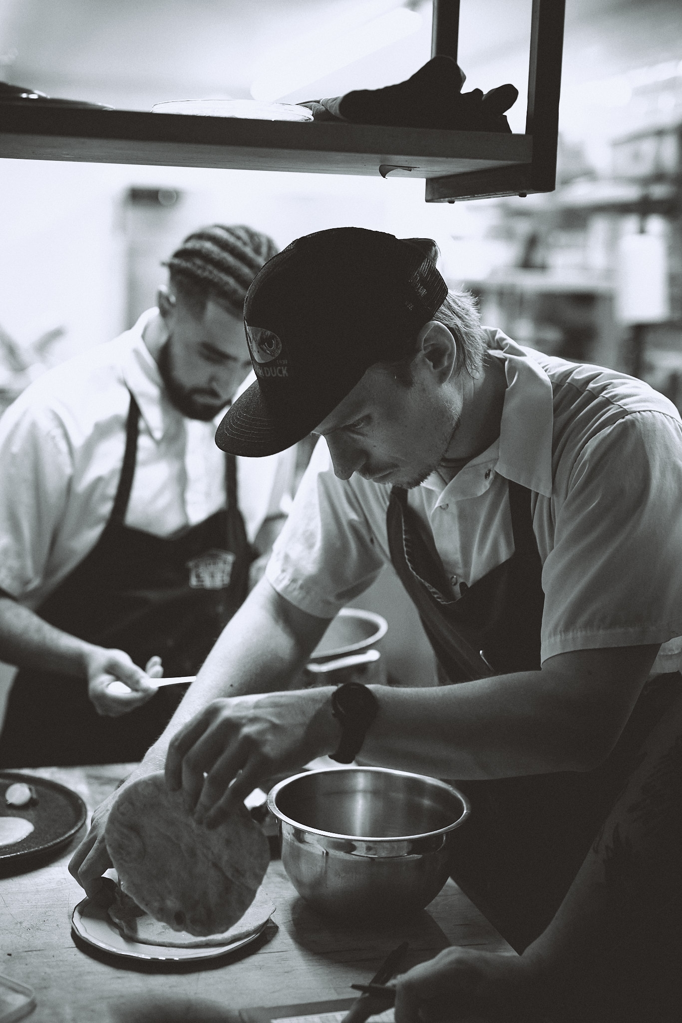 Chef en cuisine préparant un plat gastronomique à l'Espace Old Mill