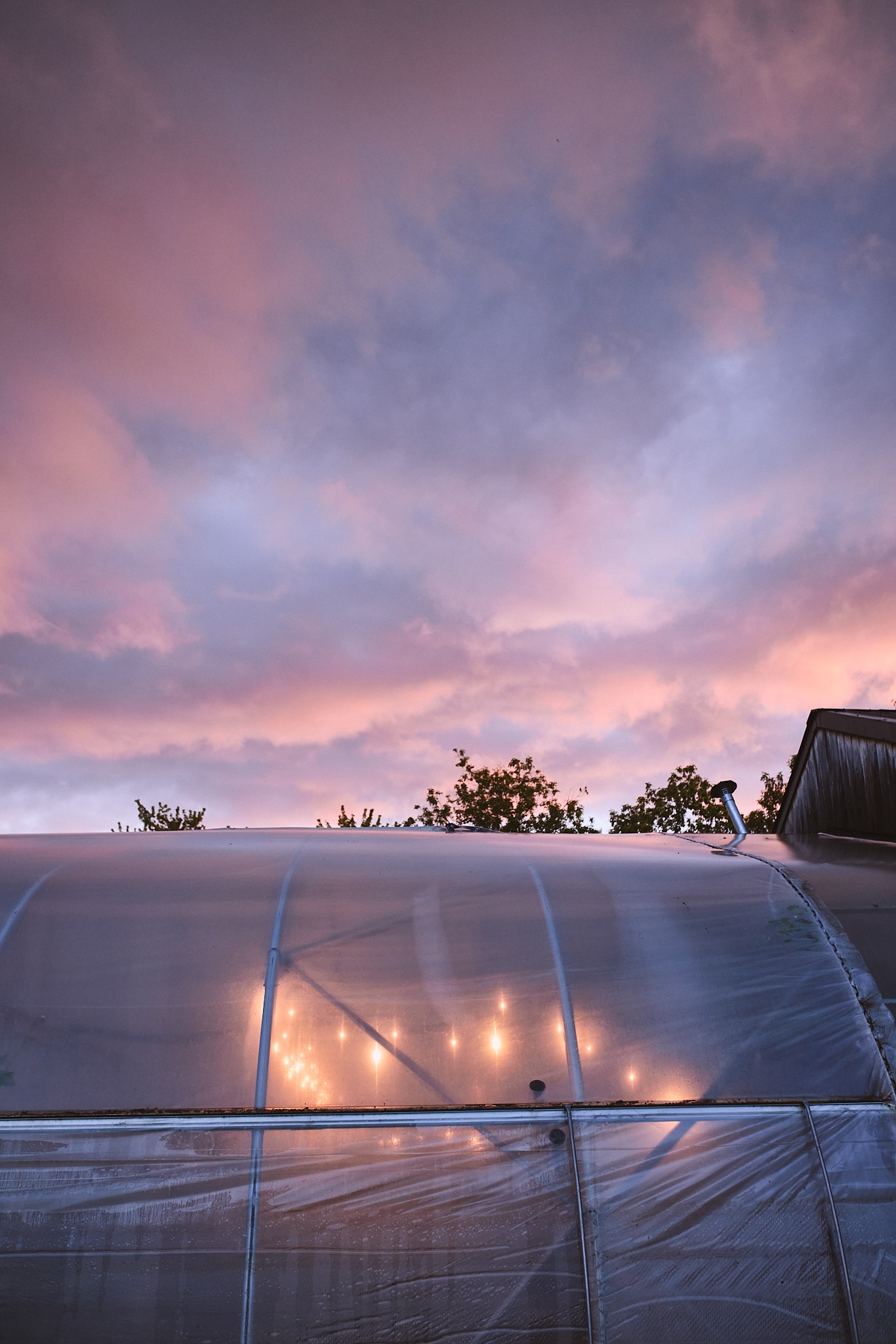 Coucher de soleil sur la terrasse et les jardins de l'Espace Old Mill