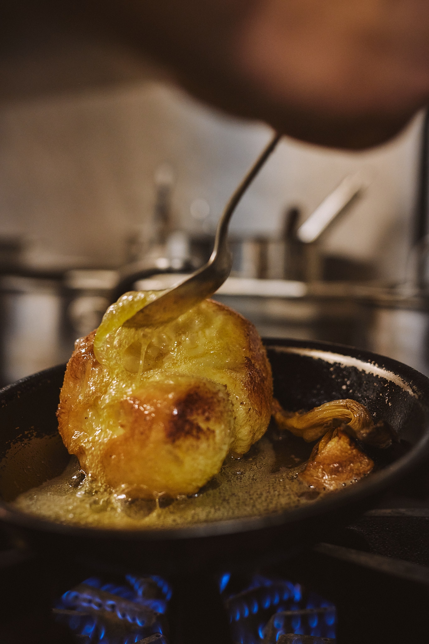 Légume doré au beurre dans une poêle sur flamme bleue