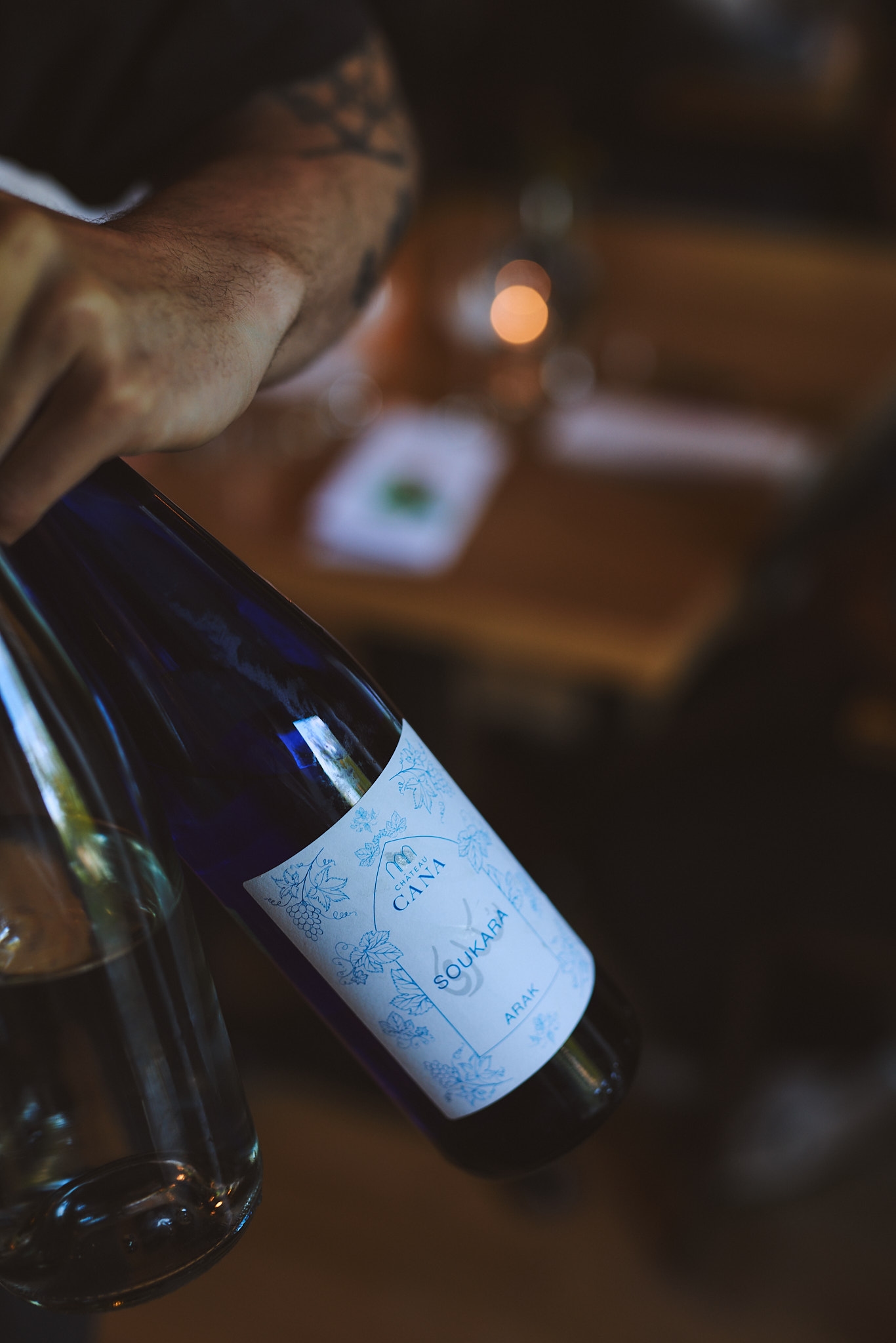 Bouteille de vin Château Cheval Blanc servie à table