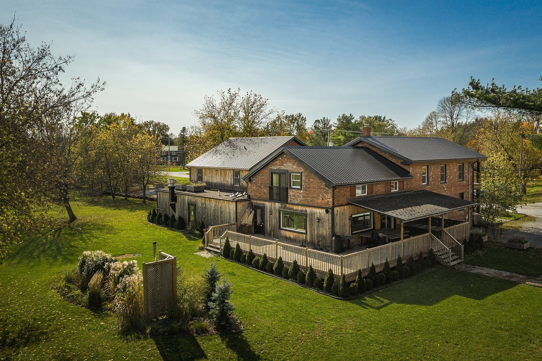 Vue extérieure de la Cecil House, auberge de charme entourée de verdure à Stanbridge East
