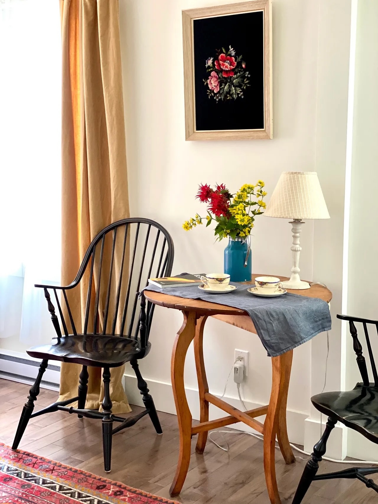 Chambre lumineuse de la Cecil House avec table d'appoint et chaise Windsor